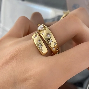 Bague vintage française avec zircon plaqué or et gravure de motif d'étoiles