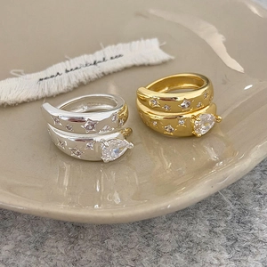 Détail de bagues vintage or et argent avec zircons en étoile et pierre en forme de poire