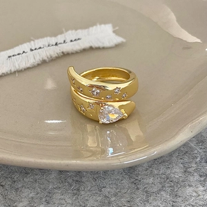 Détail de la bague vintage plaquée or avec zircons étoiles et pierre en forme de poire