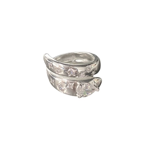 Bague vintage française avec zircon étoile et pierre taille poire sur fond blanc