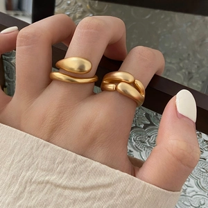 Minimalistische verstellbare Goldringe in Matt-Optik mit unregelmäßigem Kettendesign