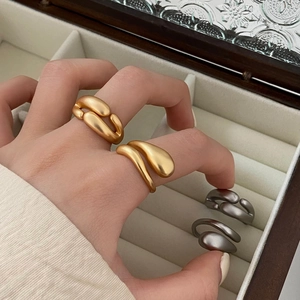 Minimalistische unregelmäßige Ringe in mattem Gold und Silber, verstellbares Design