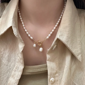 Détail du collier de perles d'eau douce baroques avec fermoir à bascule doré et pendentifs