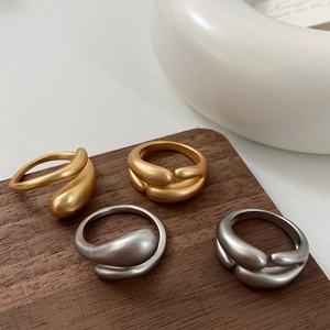 Detailansicht matter Gold- und Silberringe in minimalistischem, organischem Design
