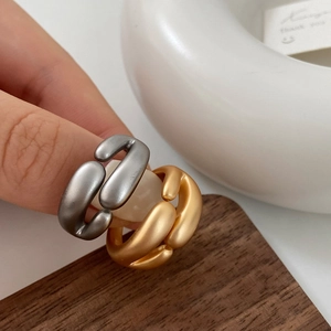Minimalistischer verstellbarer Ring mit mattem Finish und ineinandergreifenden Linien