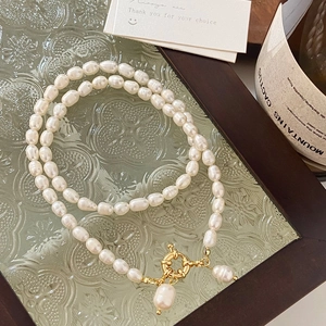 Collier de perles baroques avec boucle OT dorée et pendentifs sur plateau en verre rétro