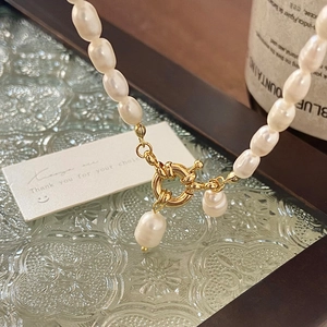 Collier en perles d'eau douce baroques françaises avec fermoir OT doré et pendentifs