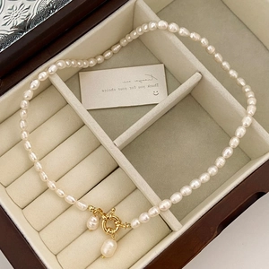 Détail du collier de perles d'eau douce baroques avec fermoir OT doré sur boîte velours