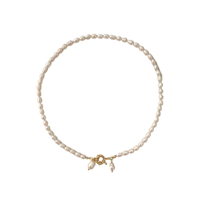 Collier de perles d'eau douce baroques avec fermoir doré et pendentifs variés