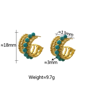 Vue détaillée des boucles d'oreilles turquoise montrant les dimensions 18mm par 13mm