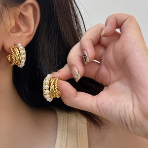 Boucles d'oreilles créoles perles dorées vintage français avec des touches de turquoise