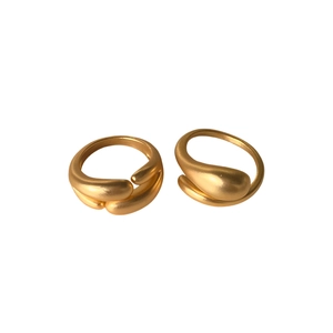 Minimalistische unregelmäßige Wassertropfen-Ringe in Gold mit verstellbarem Band