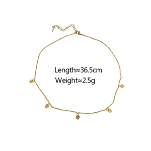 Nahaufnahme der goldenen Herzanhänger-Halskette mit Maßen 36,5 cm Länge und 2,5 g Gewicht
