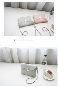 Détail de petits sacs bandoulière minimalistes en PU gris et rose avec boucles dorées