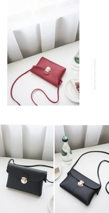 Détails des sacs bandoulière rouge et noir avec boucle en métal et texture grainée