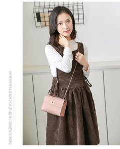 Detailed view of pink PU leather crossbody bag with gold chain strap and turn-lock closure
