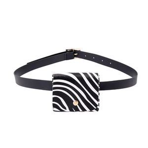 Sac ceinture imprimé zèbre avec ceinture noire et boucle dorée de style minimaliste