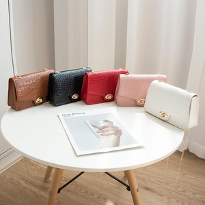 Damen Schultertasche Mit Krokodilmuster Schicke PU Leder Quadratische Kettentasche Mit Drehverschluss Koreanischer Stil