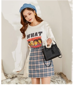 Elegante borsa a mano in pelle martellata nera abbinata a un outfit autunnale in stile coreano