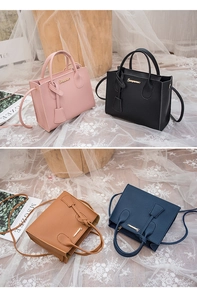 Dettaglio borsa a mano in pelle martellata in quattro colori con logo dorato e tracolla