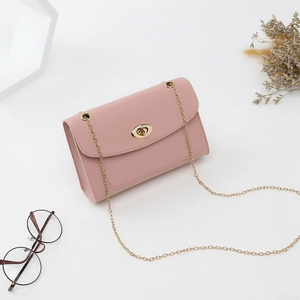 Sac bandoulière minimaliste en cuir rose clair avec chaîne dorée et fermoir métal