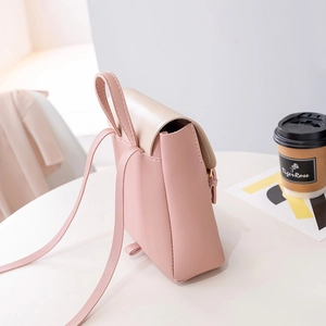 Mini sac à dos rose en similicuir pour femme avec rabat beige vu de profil chic