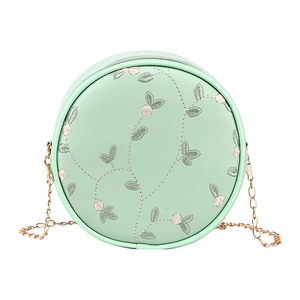 Sac bandoulière rond vert menthe avec broderie florale et chaîne dorée sur fond blanc