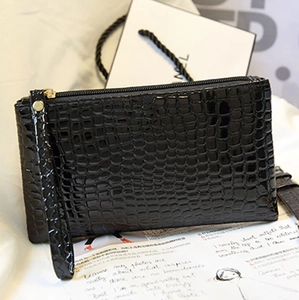Pochette noire brillante à motif crocodile avec dragonne et fermeture éclair