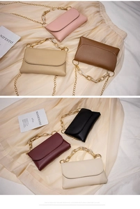 Détail de sacs en grain de litchi multicolores avec chaînes dorées et anses en résine