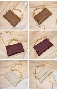 Détails du mini sac à rabat avec chaîne dorée et poignée en acrylique marbré en 3 tons