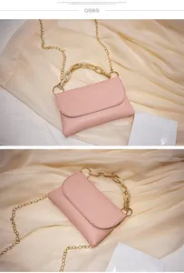 Vue détaillée du sac rose avec chaîne dorée et poignée en résine marbrée