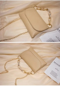 Détail du sac bandoulière beige en similicuir avec chaîne acrylique et sangle métal