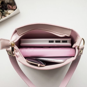Bolso bandolera rosa con gran espacio interior para teléfono y accesorios