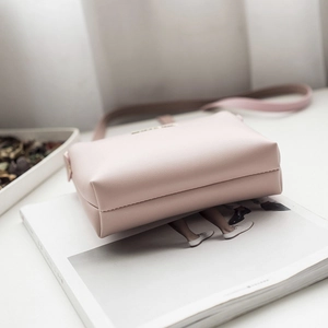 Bolso bandolera rosa claro de cuero sintético con elegantes detalles dorados
