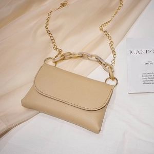 Sac enveloppe beige en similicuir avec chaîne en acrylique marbré et bandoulière
