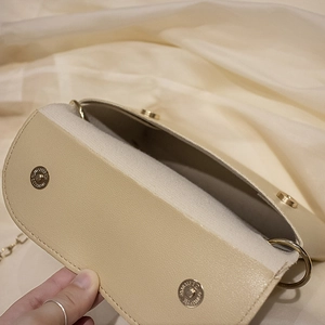 Sac à bandoulière crème élégant avec chaîne dorée et fermeture magnétique en métal