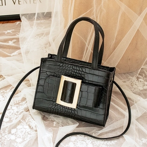 Elegante borsa quadrata nera con motivo a coccodrillo e fibbia dorata su pizzo