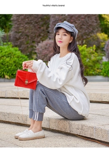Red crocodile pattern shoulder bag with pearl clasp and gold chain strap in street style