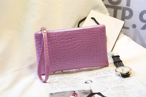 Pochette viola chiaro con motivo a coccodrillo in ecopelle testurizzata e cinturino