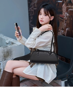Minimalistische schwarze Leder-Baguette-Tasche mit zwei schmalen Trägern und Gold-Reißverschluss