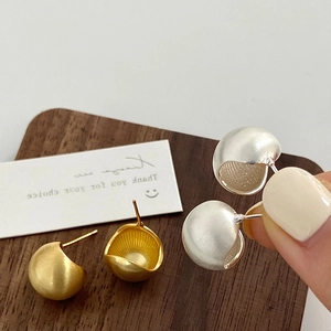 Boucles d'oreilles haricot dorées et argentées mates avec texture métal brossé