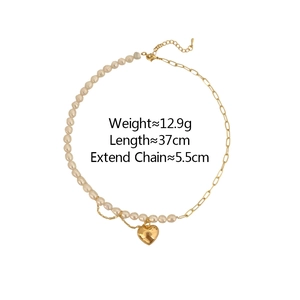 Détails du collier de perles baroques avec pendentif cœur, pompon et mesures de longueur