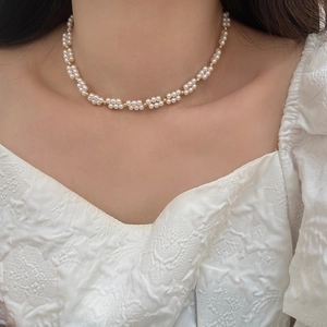 Collier élégant en perles blanches à double rang avec accents dorés sur la clavicule