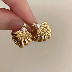 French Vintage Shell Artificial Pearl Hoop Earrings Retro Ribbed Texture Copper Gold Plated Elegant Jewelry Gift For Women