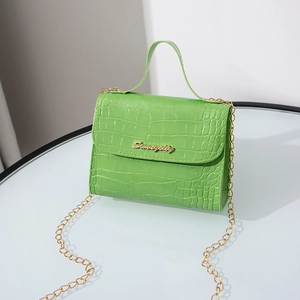 Mini borsa quadrata verde neon con texture coccodrillo, catena dorata e manico