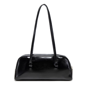 Glänzende schwarze Baguette-Tasche mit schmalen Riemen im minimalistischen Retro-Stil