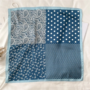 Carré de soie bleu et blanc à motif cachemire et pois sur fond blanc élégant