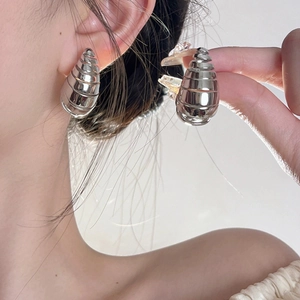 Boucles d'oreilles spirales creuses argentées avec finition en métal poli multicouche