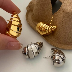 Boucles d'oreilles goutte évidées avec design spirale en finitions or et argent polis