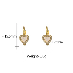 Détail de boucles d'oreilles cœur en or avec zircons blancs et dimensions
